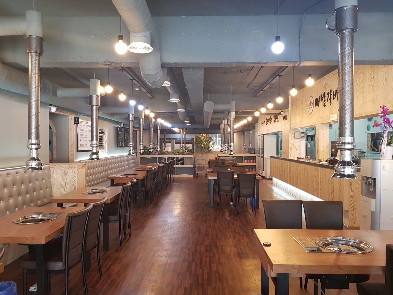 성남 배밭갈비 완성된 홀 인테리어